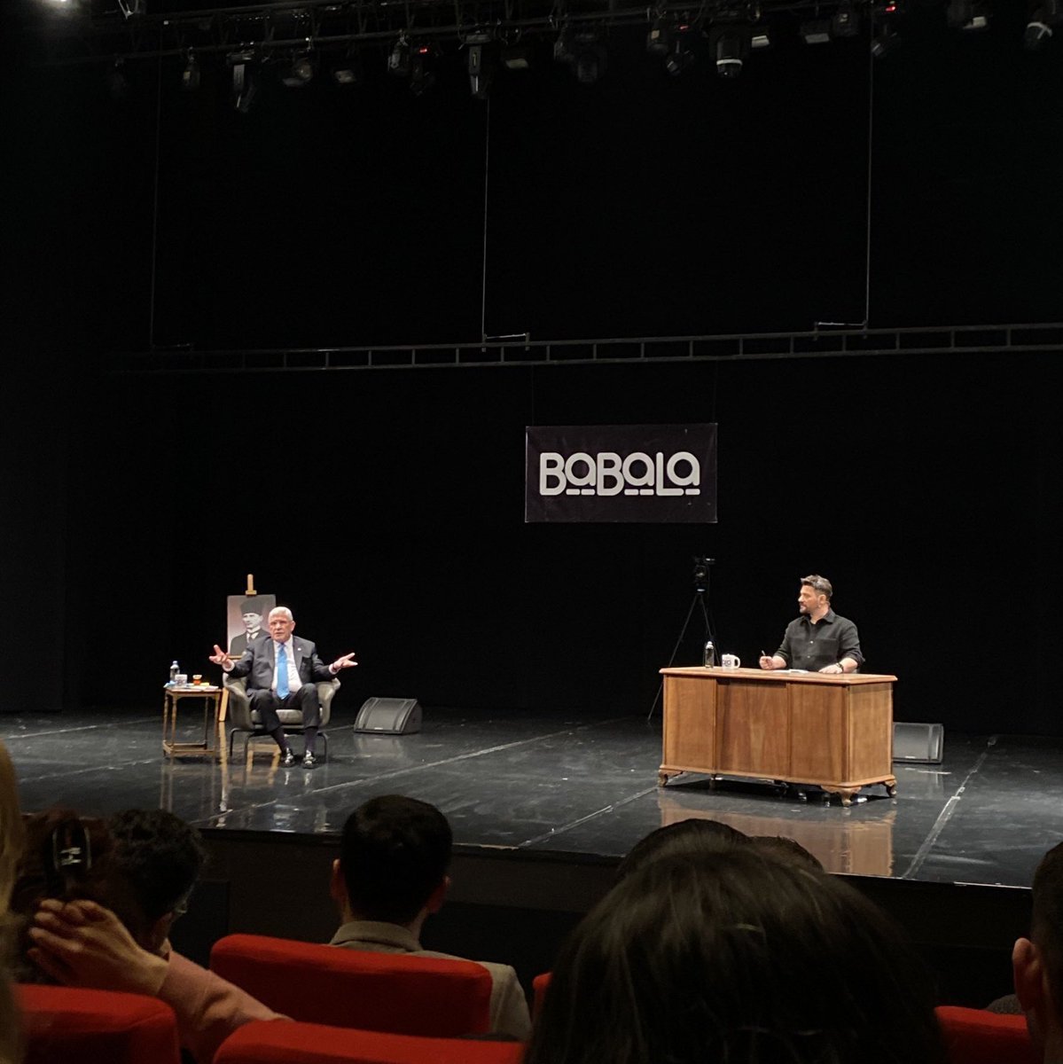 Müsavat Dervişoğlu, Babala TV'de "Öcalan'a umut hakkı tanınırsa ve meclise gelirse ne yapacaksınız?" sorusuna cevap verdi:

"Benim cesedimi çiğnemeden meclise giremez!"