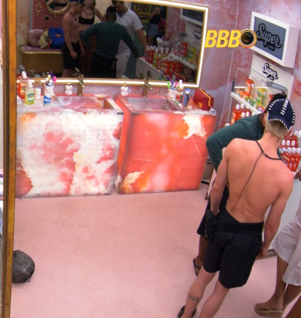 o boneco tentou apertar o botão de desistência. 

juliano, ana paula, babu, samira, milena e chay fazendo de tudo pra ele não desistir! 

#BBB26