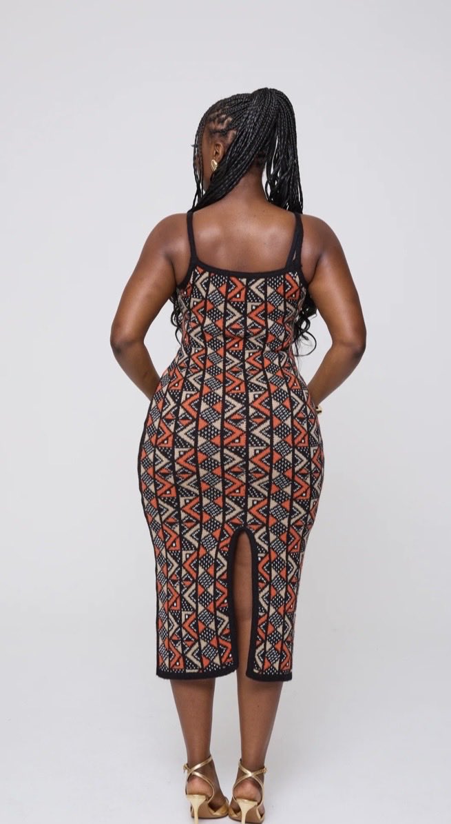 Organicbeing32's tweet image. ✨ Kamtchou Set ✨

A bold two-piece knitwear look: curve-hugging midi dress &amp;amp; cropped cardigan.

Day to night. Soft stretch. Statement style.

grass-fields.co.uk/ishah92

#Grassfields 
#AfricanFashion 
#KnitwearStyle