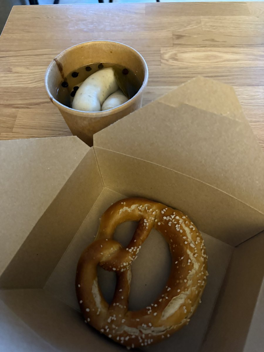 shinjirokoiz's tweet photo. 早朝ランニングの後の朝ごはんは、白ソーセージと、プレッツェル。ミュンヘンだ…。 https://t.co/IKH6XZeXaW