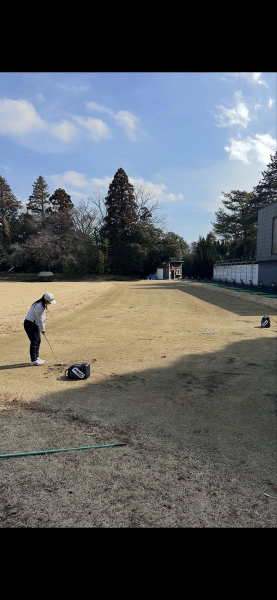 こういうアプローチの練習は凄く大事です。
何も考えずに打つのと、体を使って手打ちにならないように打つのとでは、全然違ってくるので、ゴルフを始めたての時に沢山，練習をした方が良いです。
あまりやって来なかった人は直ぐに初めて下さい。