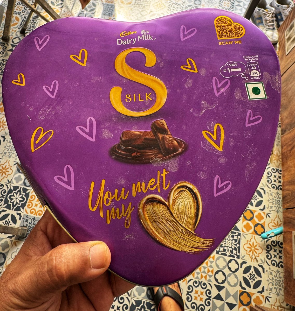 BhookaSaand's tweet photo. Zepto is selling dirty and damaged chocolate boxes on Valentine’s Day

Zepto ko pata hai hai how to spoil someone’s day 😂 such a third class seller … learn from Blinkit plz 

#zepto @ZeptoNow @letsblinkit #blinkit https://t.co/aqzB168ZM9
