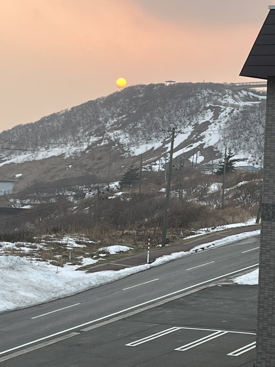 この時期、当館から見える夕日です。