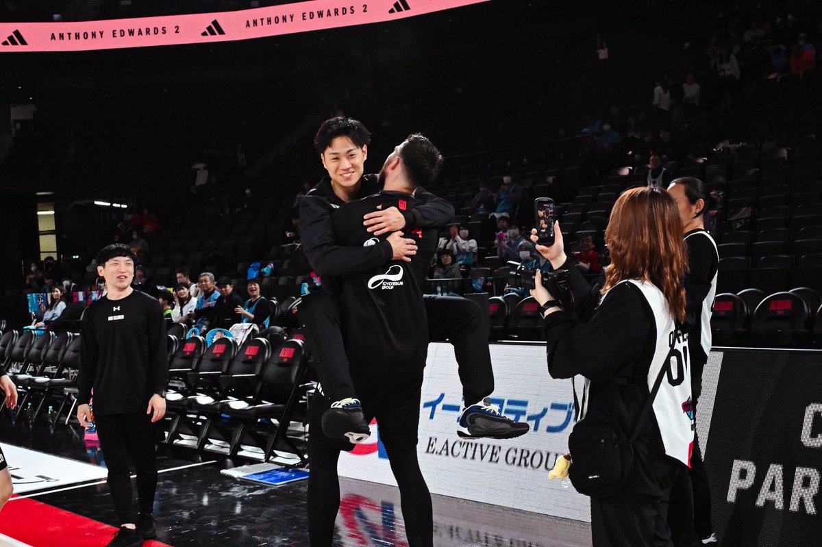 ALVARK_TOKYO's tweet photo. 📸📸
@fieler20 @SagaBallooners 
#アルバルク東京 #佐賀バルーナーズ https://t.co/MKknvtYJx5