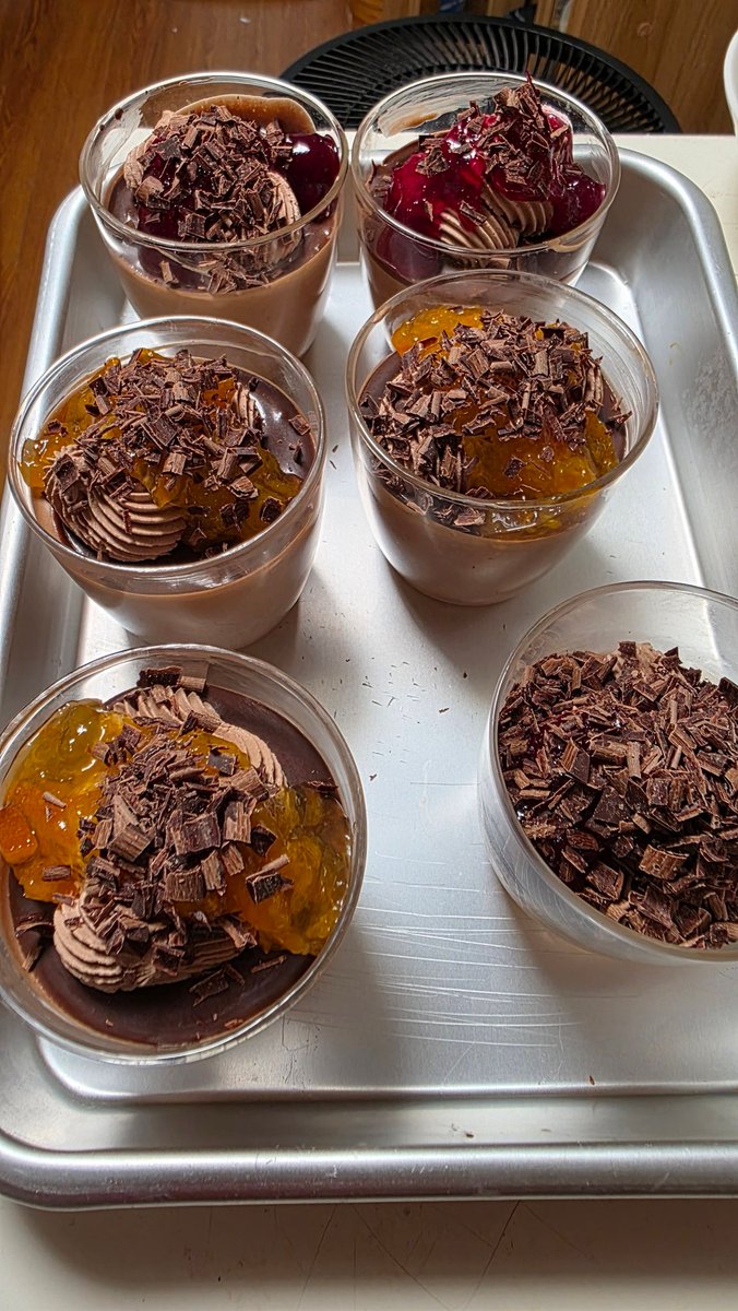 炭緋家きとりからハッピーバレンタイン( ✌︎'ω')✌︎
今年はクランベリーソースとオレンジソースのチョコムース作りましたヾ(*´∀｀*)ﾉ
ムースはキルシュとコーヒーを加えてやや大人な味付け、アクセントのクリームとクランベリーソース類がいい感じです( ˘꒳˘)