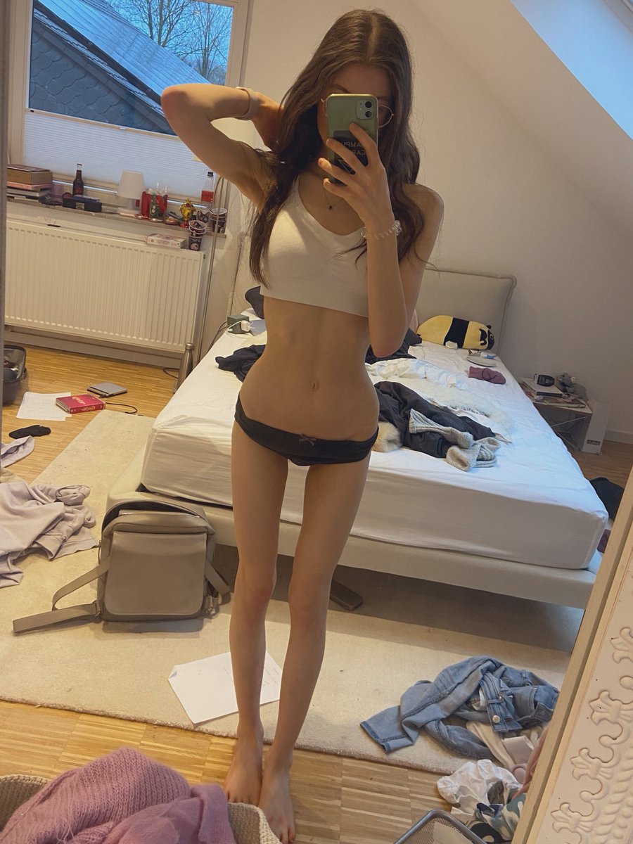 #edtwt I’m so huge omg </3 I swear I don’t get why everyone wants me in the clinic when im not even that small :c 

(Not a pretty bc cause apparently people like to sell our pics ;c)