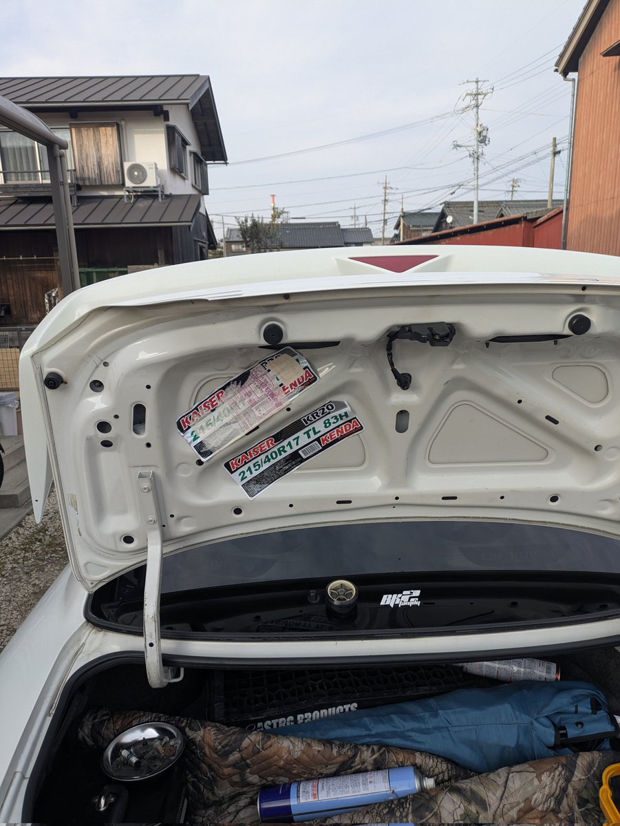 久しぶりにエンジンかけたけど変えたばっかのバッテリー死んだから保険屋クソ恨んでる