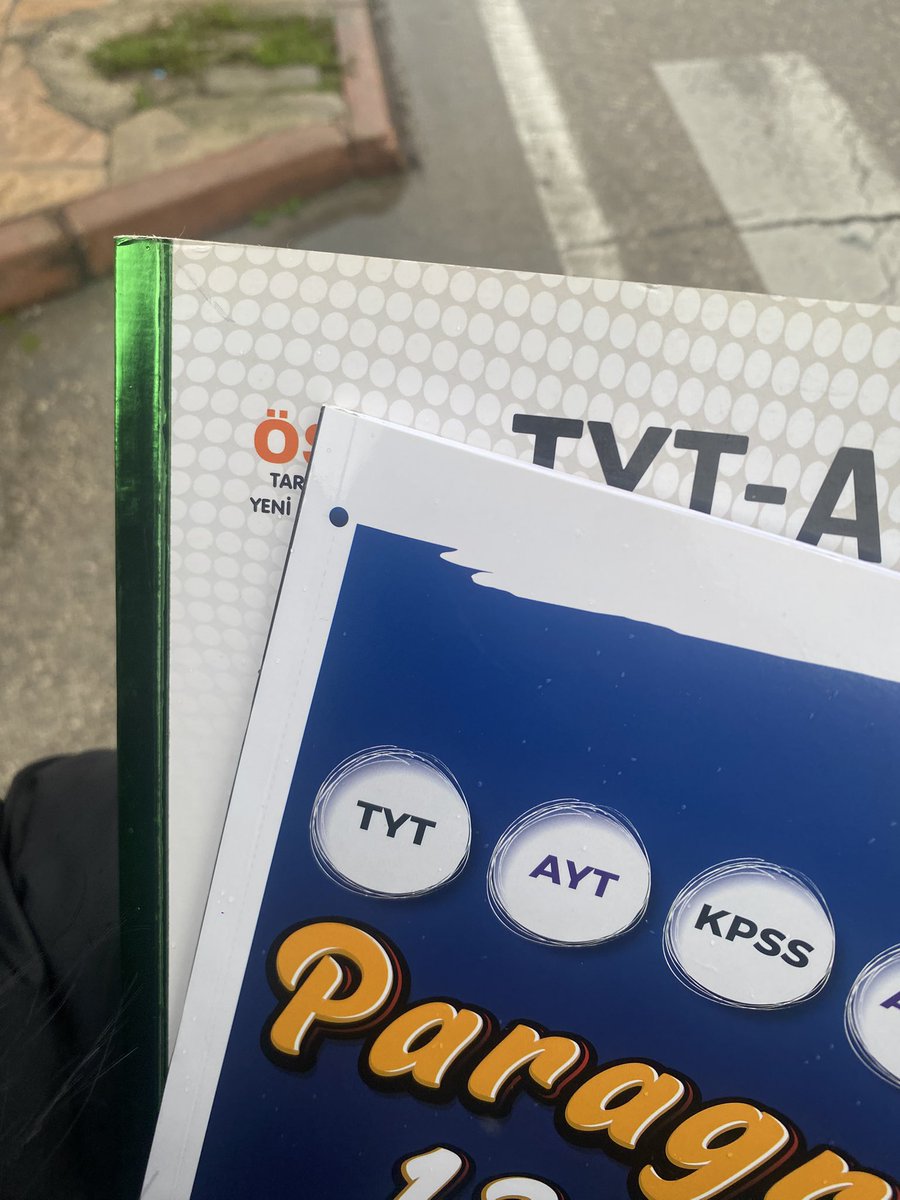 diger tum kizlarin elinde cicekler kalpli balonlar
bizim elimizde ise sabir stres ne yapacagini bilemeyis var. #ValentinesDay #sevgililergünü