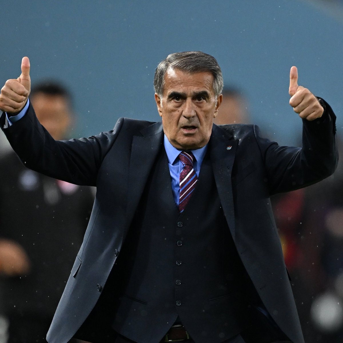 bosunatiklama's tweet photo. Şenol Güneş'in önceki yıllarda Sevgililer Günü için taktik tahtasına yazdığı yazı:

"Sevmek için yürek, sürdürmek için emek gerek.
Sevgi ne boğazda, ne mum ışığında yemek yemek.
Ne de pahalı bir pırlanta demek.
Sevgi, bir lokmada iki mutlu insan demek.

Sevgililer gününüz kutlu olsun, her gününüz mutlu olsun."