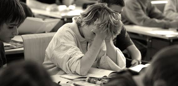 Los alumnos de secundaria, hace unos años, tendían a separarse en tres grupos claramente diferenciados: una élite de estudiantes, una clase media de supervivientes (el abolengo del mínimo esfuerzo) y una minoría de calientasillas sin oficio ni beneficio. Esto ha cambiado