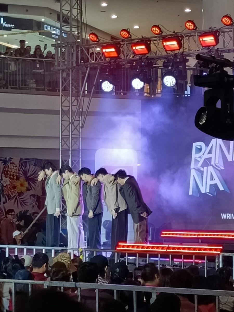 teamwriveofc's tweet photo. Hindi na ito panaginip, as WRIVE has arrived at Robinsons Manila for BINI Kiligan Fest! 💘

They have performed two songs from their album as of writing, Panaginip Na Lang and Pangkalawakan.

WRIVE SERENADES BINIKiliganFest
#BINI_KiliganFest 
#WRIVE_1stAlbum #WRIVE https://t.co/oth9BUQpp9