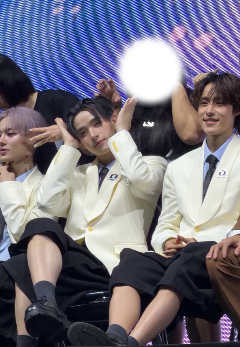 ท่าอารายเนี่ย น่ารักจัง

LYKN RISING ERA
#RISERCONCERTD2
#hongshihoshi #LYKN