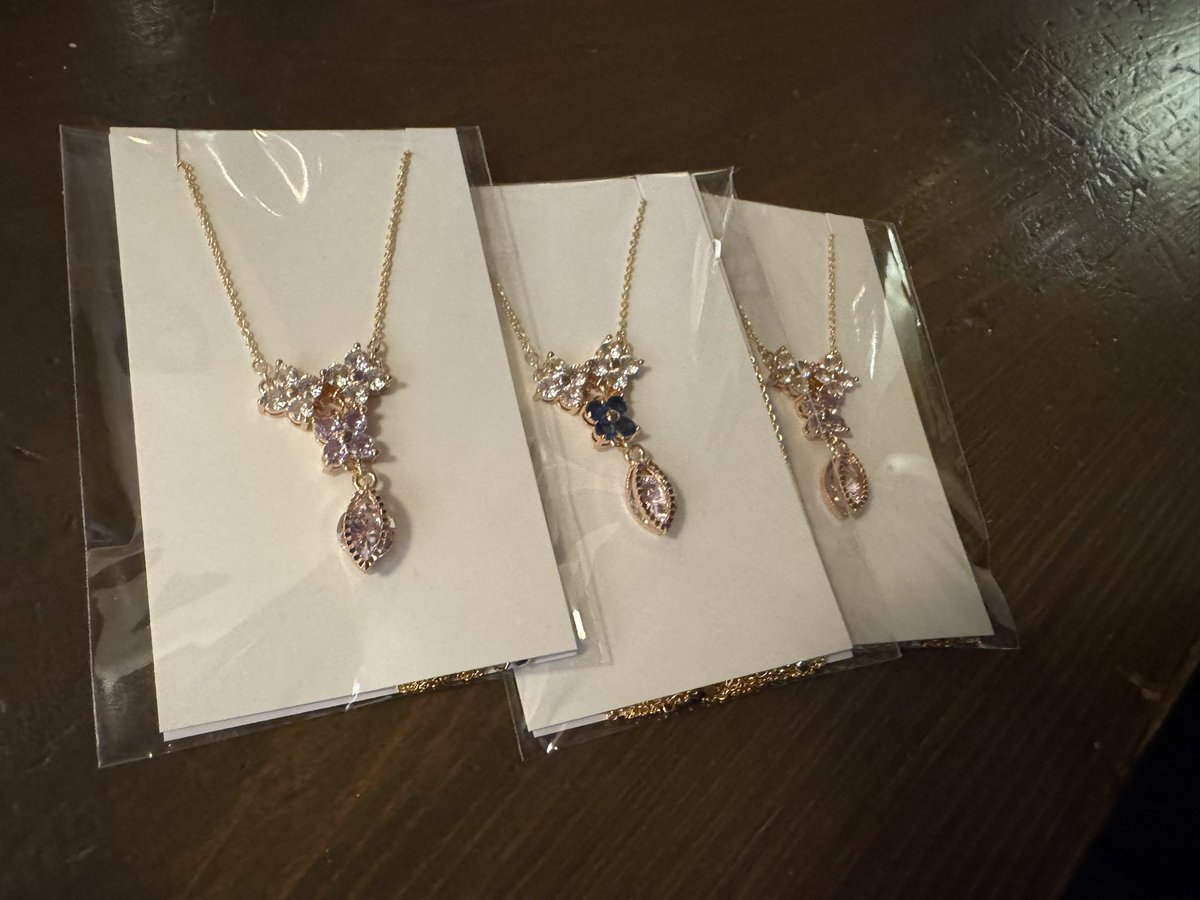 本日のドラゴンLIVEからアクセサリー作家あゆりさんとのコラボ作品
【花束】ネックレス発売開始です🙌‼️

めちゃ可愛いので是非🤩✨

<a href="/crescentblue72/">Crescent Blue🌙あゆり</a>