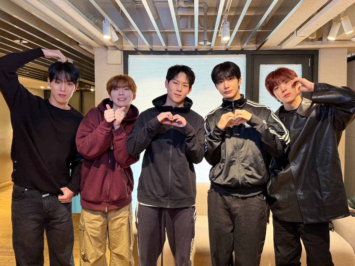 📸
MONSTA X MINI ALBUM
𝑻𝑯𝑬 𝑿 ♾

20260214 (토)
THE X 마지막
팬사인회 완료 ☑️ 

#몬스타엑스 #MONSTAX
#MONSTA_X #THEX
#NtheFront