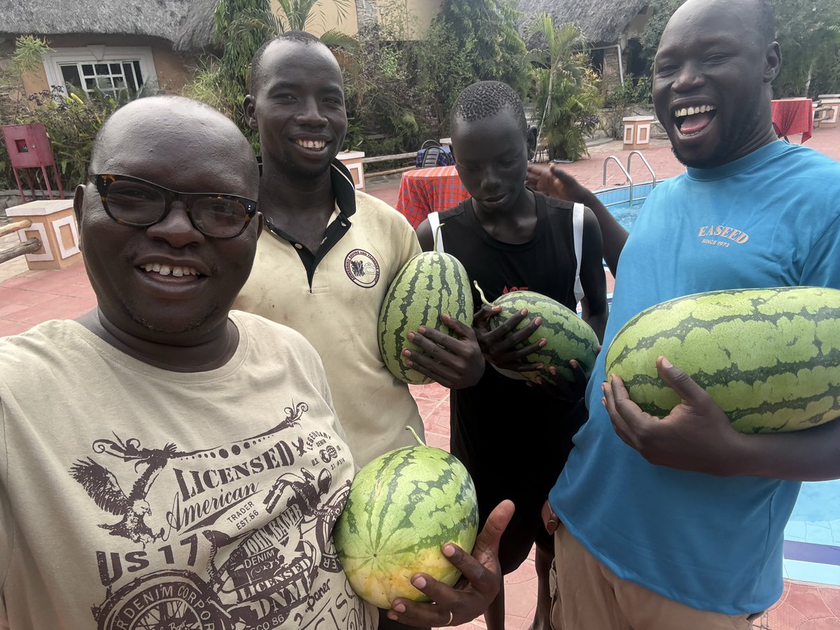 opigojimmy's tweet image. Celebrating 🎉🥳 🙌 first harvest of #watermelon from our @arralodges farms. At Arra farms we are determined to not just consume farm produce but work with local communities to produce fresh produce. Call it #FarmToTable #GardenToPlate #LakeToGrill #OrganicFarming