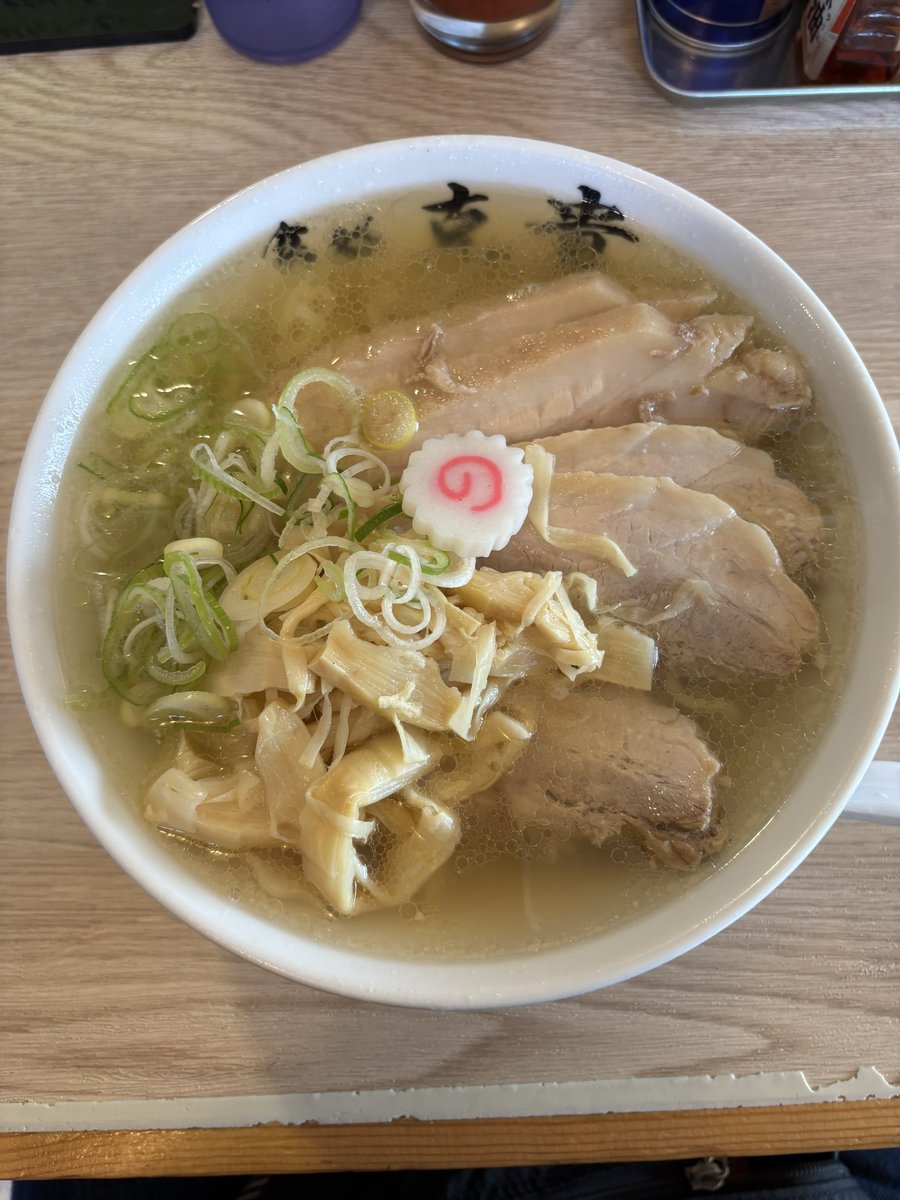 田舎でゆっくり。食は変わらずラーメン。結城の克貴でお昼。チャーシュー麺1100円。チャーシューデカすぎ。
