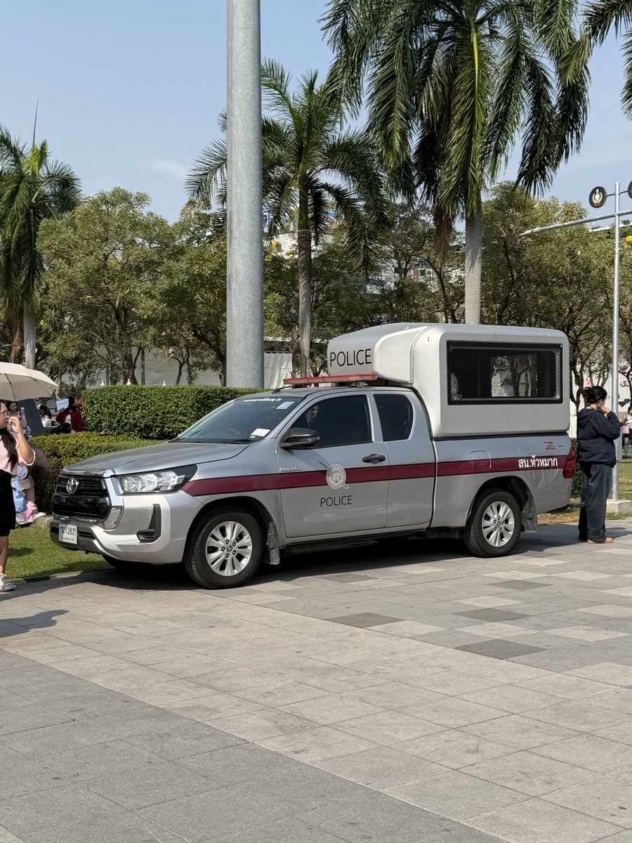 ใครปากดีจะกรีดทำลายป้าย สน.หัวหมากสแตนด์บายพร้อมรวบ
#EX9inBKK
#EXOatSMTOWNBKK