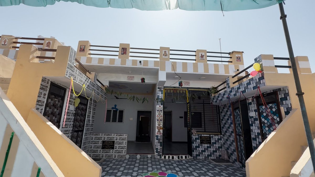 Mittal4Nomads's tweet photo. "ગાંધીનગરમાં મારુ ઘર બની રહ્યું છે. જ્યારે હું મારા ઘરમાં પ્રવેશ કરુ એ વખતે એવા પાંચ પરિવારો કે જેમની પેઢીમાંથી કોઈએ પાક્કુ ઘર ન જોયું હોય એવા પરિવારો પણ પોતાના પાક્કા ઘરમાં પ્રવેશ કરે એમ મારે કરવું છે."

સાઉદી અરેબિયામાં રહેતા વિરલભાઈ શાહે અમને આ વાત કરી. વિરલભાઈ ખૂબ સારા હોદ્દા પર સાઉદીમાં કામ કરે. "જીવન અંજલી થાજા મારુ જીવન અંજલી થાજો..." એ પ્રાર્થના એમની ખૂબ ગમતી ને એવું જીવન જીવવું એમને ગમે.

એટલે પોતાનાથી બનતી મદદ કરવા એ હંમેશા તત્પર. તેઓ અમને VSSM થકી થતા અનેક સેવાકાર્યોમાં મદદ કરે.

પણ ઘરવિહોણાને ઘર આપવાની એમની લાગણી વિશેષ. અમે ગાંધીનગરના દેલવાડામાં રહેતા વિચરતી જાતિના પરિવારોના કલ્યાણના કાર્યો સાથે વર્ષોથી સંકળાયેલા.

અહીંયા વસતા પરિવારોમાંથી 35 વ્યક્તિઓને લોન આપીને સ્વતંત્ર ધંધો કરતા કરવામાં પણ અમે નિમિત્ત બન્યા. આ વસાહતમાં રહેતા પાંચ પરિવારોને રહેણાંક અર્થે પ્લોટ ફળવાયા.

આ પાંચે પરિવારોના ઘર બંધાય એ માટે સરકારે પ્રધાનમંત્રી આવાસ યોજના અંતર્ગત સહાય કરી એ સિવાય અમારા વિરલભાઈ શાહની મદદ પણ મળી ને સૌથી અગત્યનું આ પરિવારોએ પોતે પણ ઘણા પૈસા કાઢ્યાને જેના કારણે એમના સપનાના ઘર તૈયાર થયા.

આમ જુઓ તો આ બધા પરિવારો પહેલા ખેતમજૂરી કરતા. પણ સંસ્થામાંથી એમને લોન મળવાની શરૃ થઈ પછી ભાગવી ખેતી કરતા થયા ને થોડી કમાણી વધી. આ કમાણી ને અમારી પાસેથી ઘર બાંધકામ માટે પણ એમણે લોન લીધી જેના કારણે એમના મજબૂત મજાના ઘર થયા.

જેમનું ઘર બંધાયું એ કનુભાઈ અને જ્યોત્સનાબહેને તો કહ્યું. "અમારુ આવું ઘર થાય? ખરેખર કલ્પના જ નહોતી. પણ જુઓ ભગવાનને રોજ પ્રાર્થના કરતી તે અમારી પ્રાર્થના એણે સાંભળી ને અમારુ ઘર થયું.

ઘર બન્યા પછી ગૃહ પ્રવેશ વખતે વીરલભાઈના મોટાબહેન સ્મિતાબહેન ખાસ ઉપસ્થિત રહ્યા. એમણે આવા સરસ કામમાં એમના ભાઈ નિમિત્ત બન્યાનો હરખ વ્યક્ત કર્યો.

આદરણીય રશ્મીનભાઈ સંઘવી જેમનો મારા જીવન ઘડતરમાં મહત્વનો ફાળો, પિતા જેવું એ વહાલ વર્ષાવે એ પણ ખાસ હાજર રહ્યા.

શ્વેતા સૂરજ- વાશી પરિવાર. ઘણું અનુદાન દેશભરની સંસ્થાઓમાં કરે. મારી પર બહેનની જેમ હેત વર્ષાવે. એ પણ ખાસ હાજર રહ્યા ને આ પરિવારોને ગૃહ પ્રવેશ કરાવ્યો.

ગીરીશ સાઈવે. અમને નવા નવા લોકો સાથે જોડવાનું કરે. અમારા કામો અંગે સૌને વાત કરે ને સૌ મદદ કરે એ માટે કોશીશ કરે. આવા ગીરીશજી પણ ખાસ હાજર રહ્યા. આપ સૌની લાગણી માટે આભારી છું.

અમારો રીઝવાન સતત આ પરિવારોના ભલા માટે દોડાદોડી કરે. એ આ પરિવારોના ઘર બંધાયા એનાથી ઘણો રાજી.. વસાહતના આગેવાન ગોવિંદભાઈ. નરેન્દ્રભાઈ એમનું ઘર હજી નથી બન્યું. પણ બેઉનો ફાળો મહત્તમ. આ બધાના ઘર થવાથી બેઉ ખૂબ રાજી.

@PMOIndia @CMOGuj @byadavbjp @MoHUA_India @CollectorGnr @SJEDGujarat @crdgujarat1