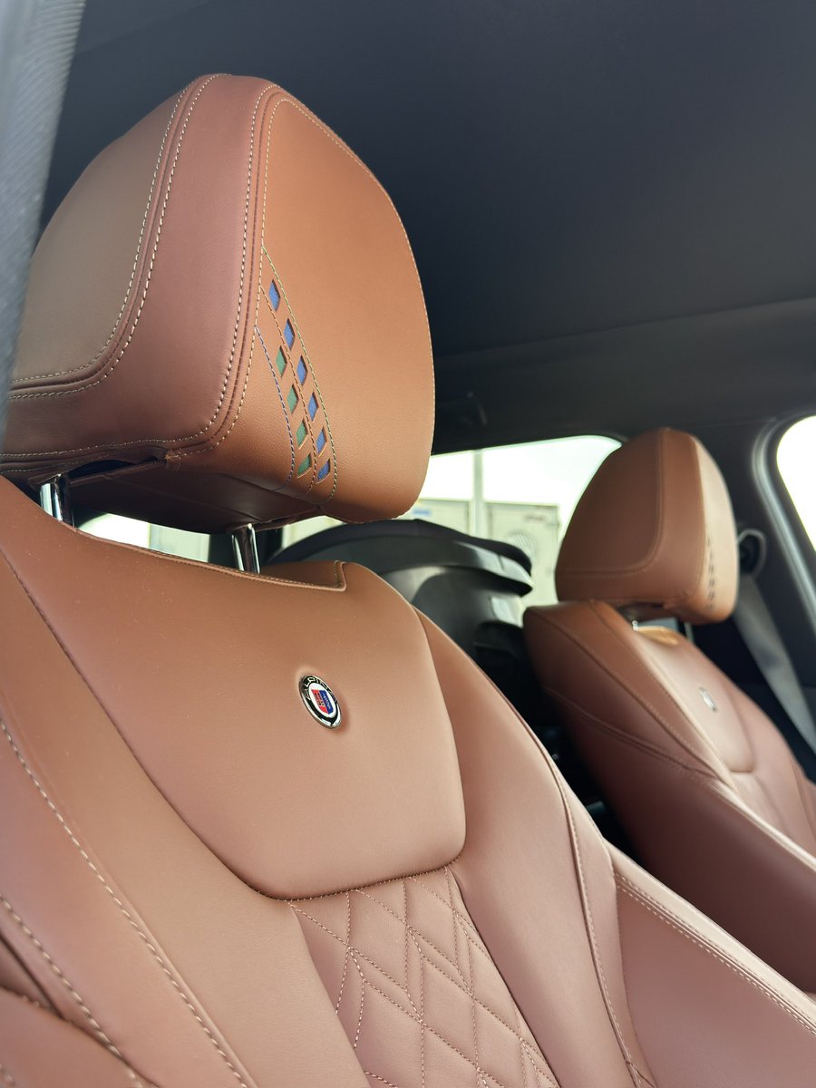 ようやく今年初投稿となりますが。。。

BMW ALPINA D3 S TOURING 納車されました。

憧れの仕様で大満足です。