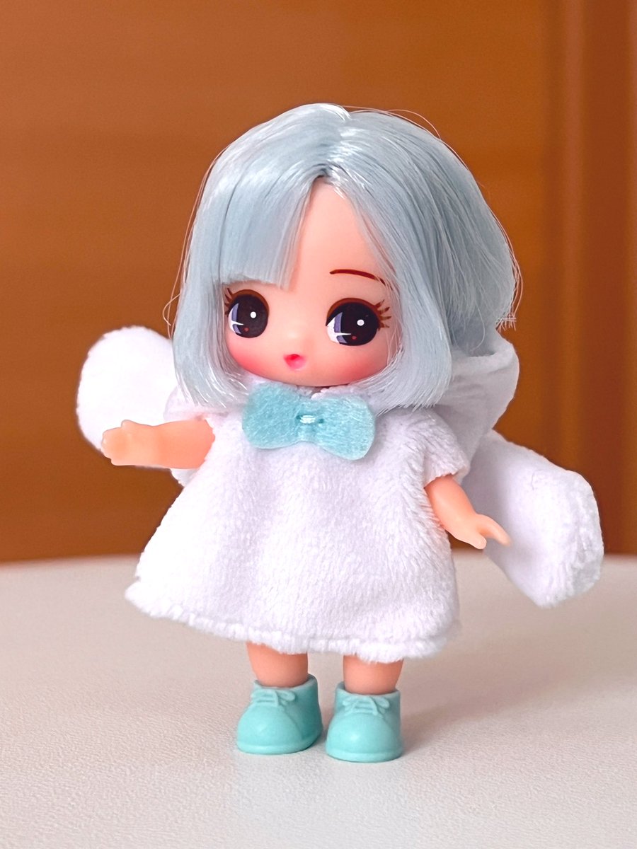 ぷちリカちゃん、スタンドなしで立てた！チーク濃くてかわいいです🤤