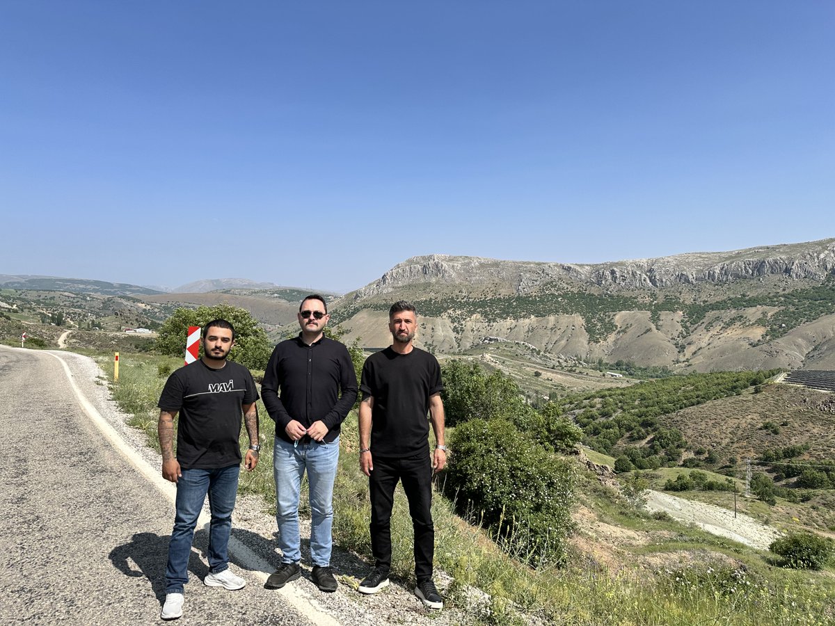 Yolumuz dikenli, ayağını sevenle işimiz olmaz. 
Her zaman olduğumuz yerdeyiz.