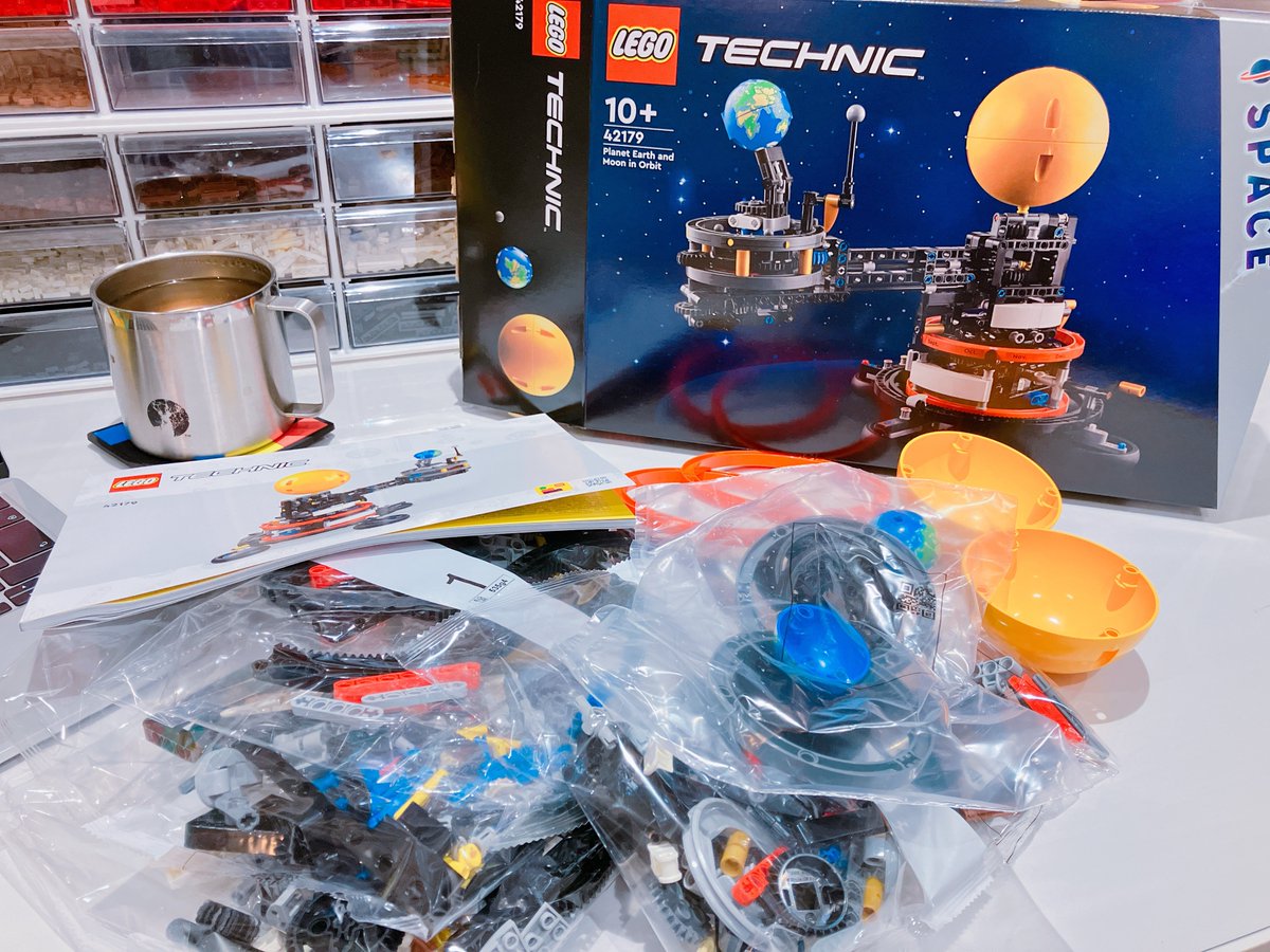 LEGOmasterkock's tweet photo. これ開けます！
どんな仕組みかワクワク🌍

Planet earth and moon in orbit 42179
#LEGO #レゴ　 #RRLEGOレビュー https://t.co/HqjlWH85iO