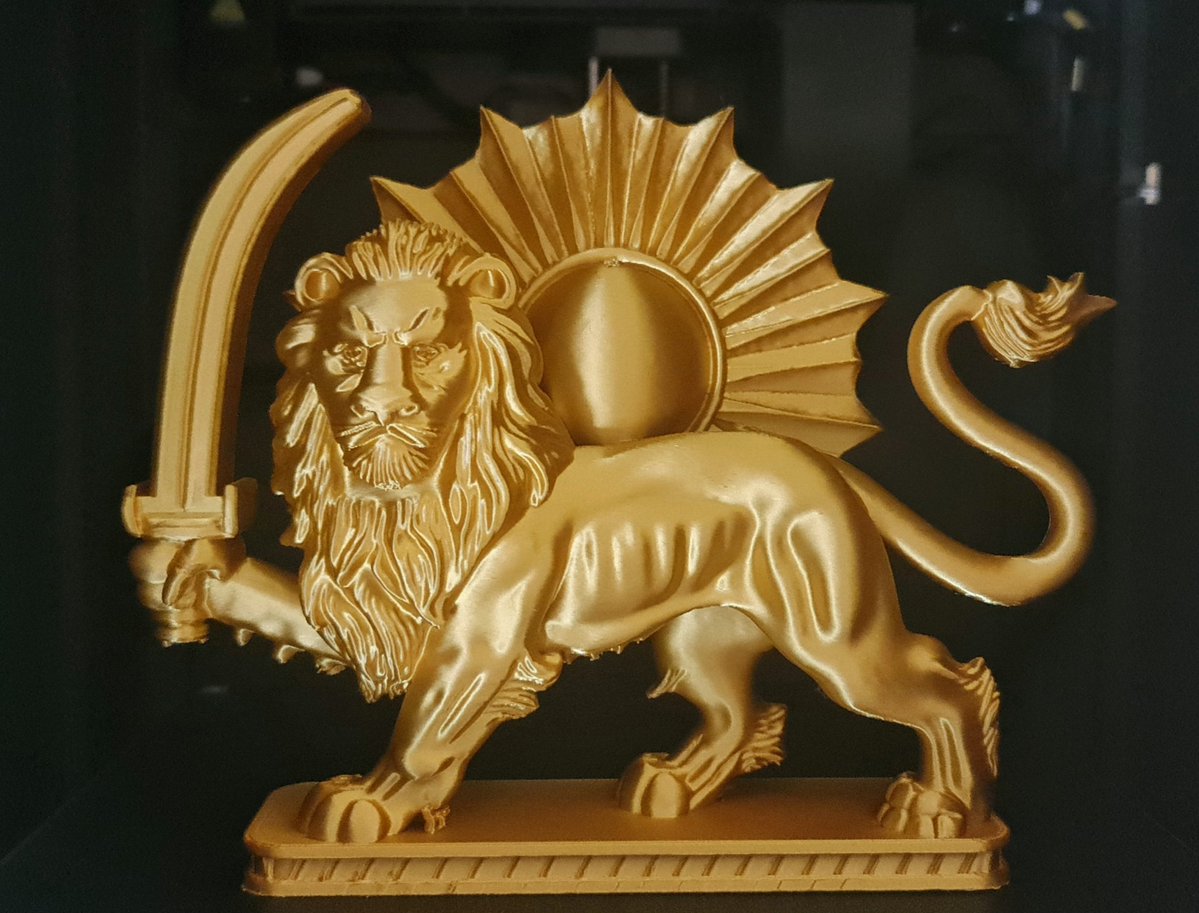 شیرهای طلایی این پرچم شمایید
که امروز به جهان همبستگی مان را ثابت می کنید
#انقلاب_شیروخورشید