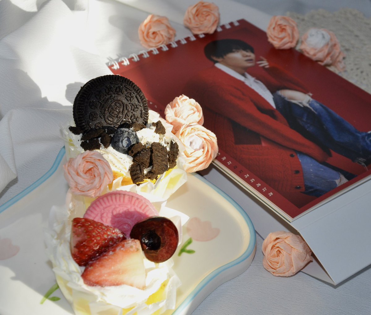 lushenmang's tweet photo. 🌟快晴で暖かい #バレンタインデー。💝🍫
チョコが得意でないだから、
カップケーキとバラでお祝いしましょう。笑。

ハッピーバレンタインデー！！
今後よろしくお願いします。🙏🏻🤍

#井上祐貴 君
#推し活 https://t.co/YAPLutYuHq
