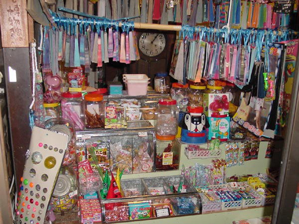 reonocc's tweet image. 水曜日の振替掲載 #柏崎日報 #呑んべぃ親父の独り言。2月14日は「チクロ」。子供の頃の駄菓子屋。５円・10円で買えたお菓子や飲料は、色とりどりで鮮やかなモノばかり。あきらかに人工甘味料と合成着色料のたまものだったが、甘いものへの誘惑には逆らえず、足しげく通ったのだ。是非ご一読下さい。