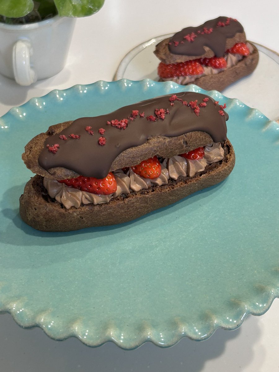 Sinosora's tweet photo. 久々に動画の投稿が出来ました😊

バレンタインデーにエクレアはいかがですか🍫

スイーツ系SSWよしのまりこです 🎤の投稿動画を楽しみましょう！#TikTok https://t.co/Wlv2eXiozx https://t.co/EhJannaJ5D