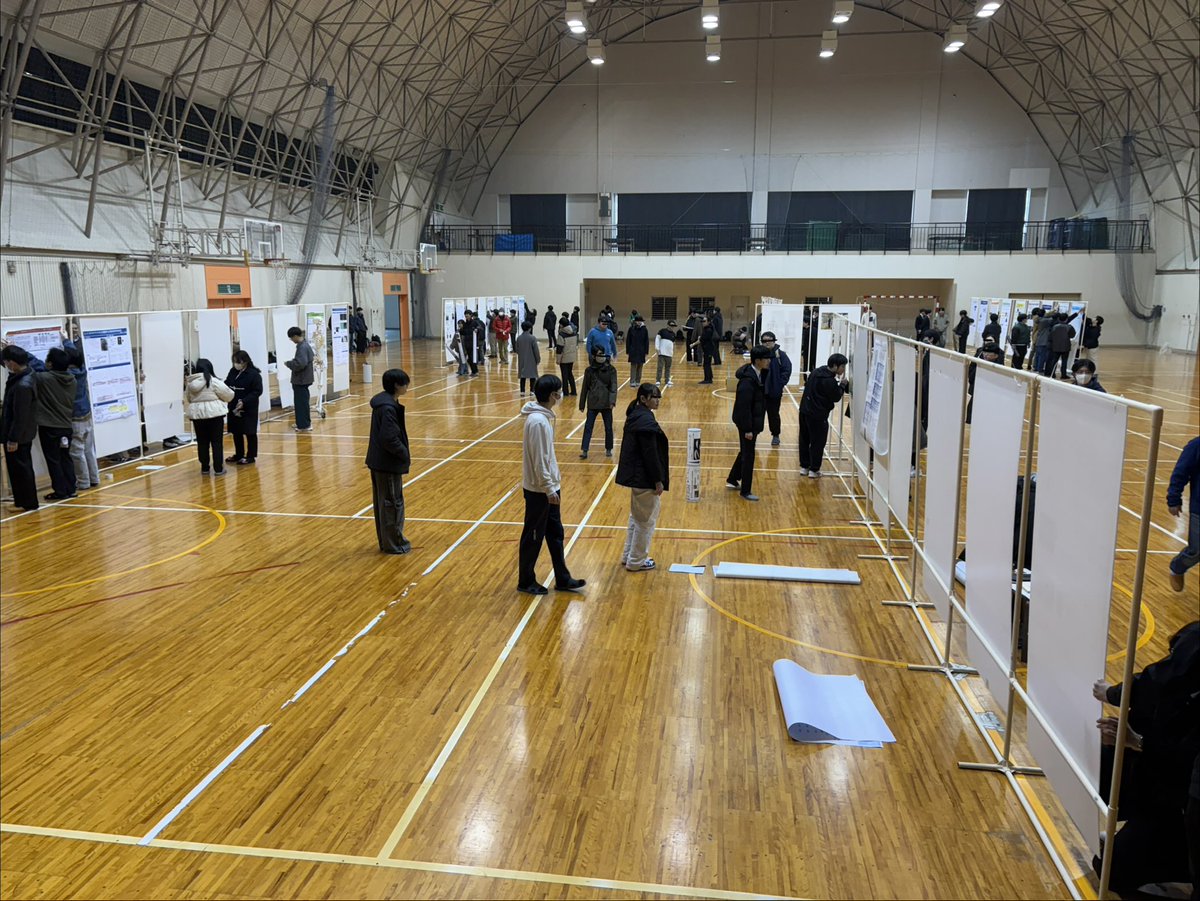 OhashiOUS's tweet photo. 生物地球学科では、毎年ポスター形式で卒論発表会を開催しています。
今日はその運命の日！
ポスターフレームから自分達で組み立てるところから始まります😆 https://t.co/e9mUkuaMTN