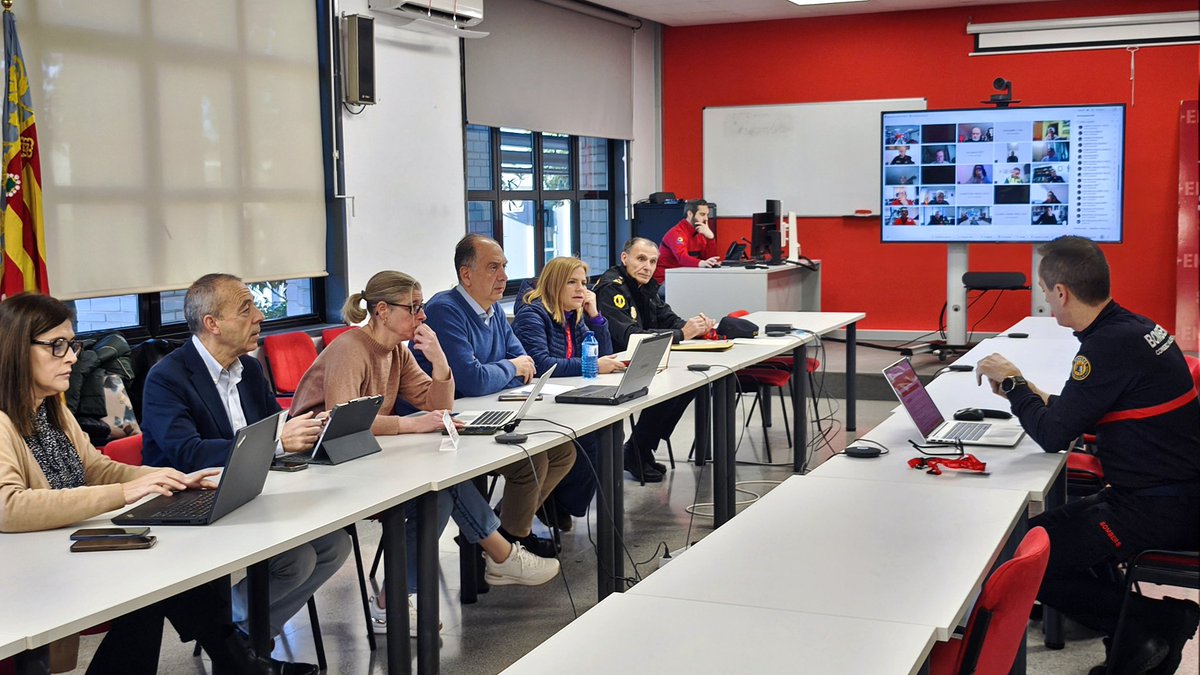 ⚠️ Seguimos la evolución del episodio de fuertes vientos en la reunión convocada por la Generalitat en el Centro de Coordinación de Emergencias.

🔴 Ante el aviso rojo en Castellón, la <a href="/DGTes/">Dir. Gral. Tráfico</a> :
▪️limita a 80 km/h la velocidad máxima de circulación
▪️restringe el adelantamiento