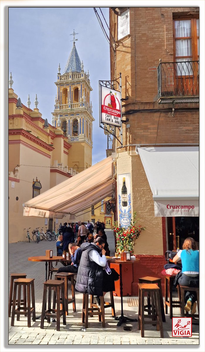 Bar Santa Ana y al fondo la Real Parroquia de Santa Ana, iglesia parroquial de estilo gótico-mudéjar, declarada Bien de Interés Cultural, su construcción se inició a finales del siglo XIII.