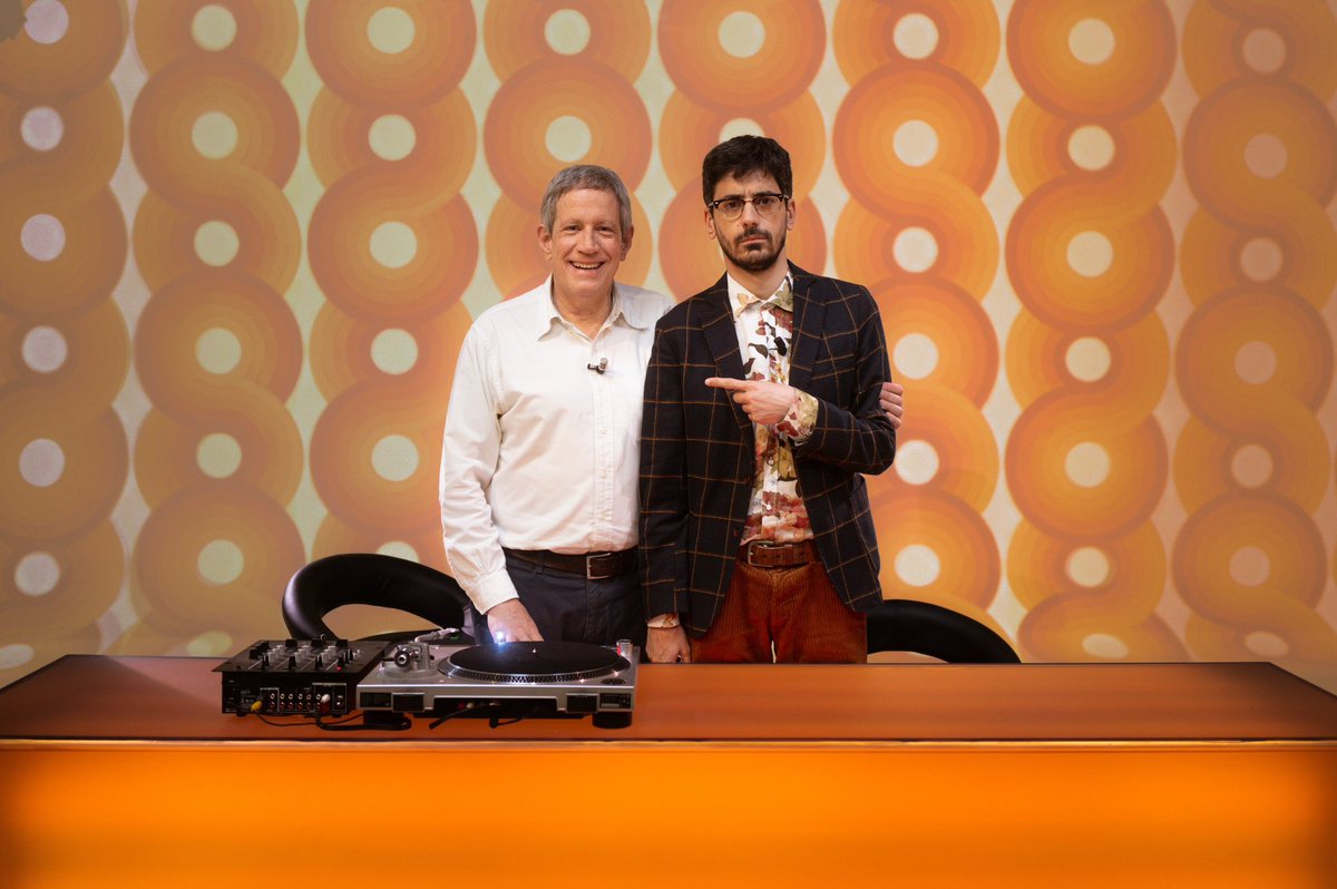 L’ospite di stasera a #IVinilidi é un attore, un comico, un conduttore televisivo e un autore lui é <a href="/valeriolundini/">Valerio Lundini</a> e vi aspetta in seconda serata su #Rai1 con i suoi vinili 💿🎶

#TV #ValerioLundini