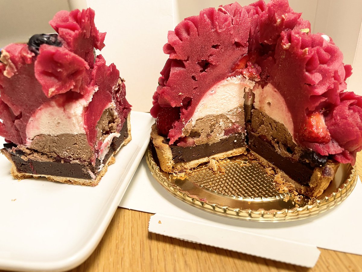 お嫁さんがバレンタインデーにと手作りケーキ作ってくれた。チョコの入ったあんこのケーキ。
これまで生きてきてこんなすごい事されたの初めてかも…！