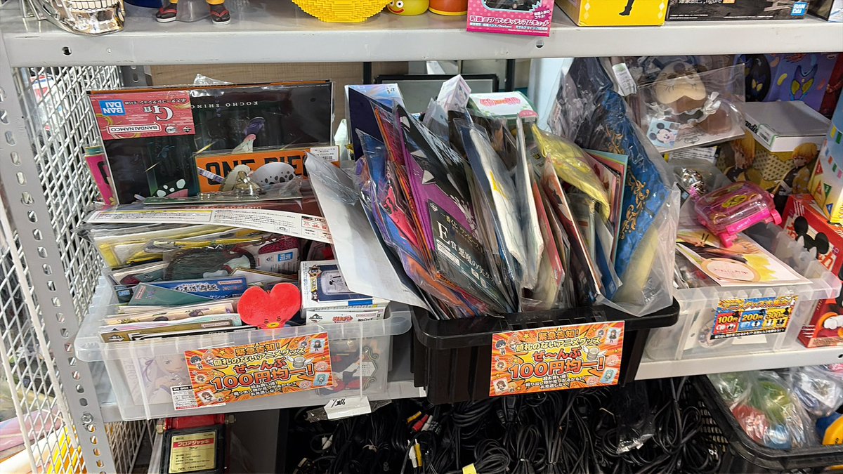 ✨100円グッズ大量品出し✨ アニメグッズ、ガンガン追加してます