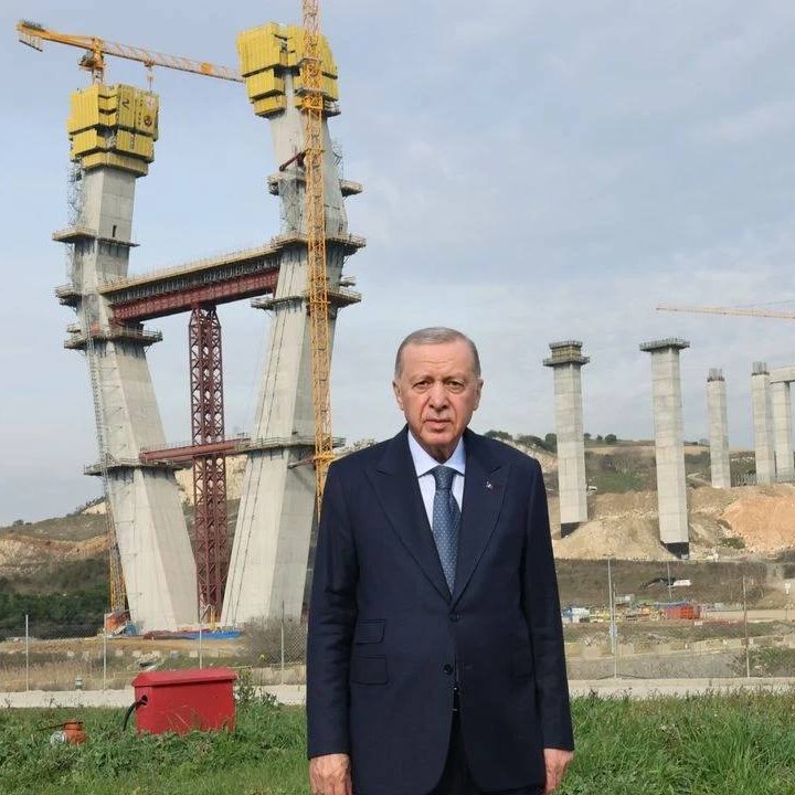 İktidarın 'çılgın proje' olarak adlandırdığı, 'İstanbul'a ihanet projesi' olan Kanal İstanbul'un güzergahında yer alan 2 imar değişikliği ve imar uygulaması Bakanlık tarafından onaylandı. 

(Birgün - Ezgi Can Ceylan)