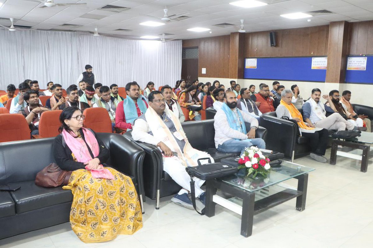 RKMIndiaorg's tweet photo. राष्ट्रीय कला मंच की आगरा में आयोजित प्रांत प्रमुख व संयोजक बैठक का शुभारंभ |
#rashtriyakalamanch https://t.co/oWgMti4FVs