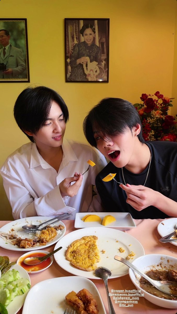 ห๊าาาา ภีมเป้อนัดกินข้าวกันวันวาเลนไทน์วันแห่งความรักทั้งสองครอบครัว ป้อนมะม่วงกันอีก มึง มันจบแล้วแบบจริงๆ กูไม่ชิปแล้ว