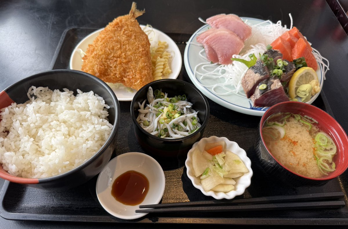 omiya_0150's tweet photo. 逗子の、まるわ食堂さんでランチしてきました☺︎
刺身3種定食、ボリュームたっぷりでとっても美味しかったです♡
ごちそうさまでした😋
今度はバイクで行きたいな✨

#まるわ食堂 https://t.co/1swft7jS3a
