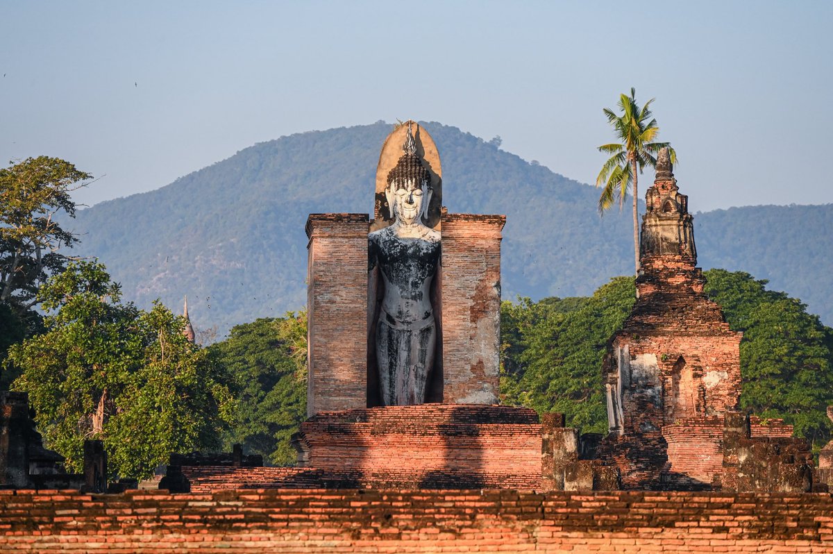 การสร้างพระอัฏฐารสในสมัยสุโขทัยสร้างขึ้นตามคติของลังกาที่เชื่อว่า พระพุทธเจ้ามีความสูงเท่ากับ ๑๘ ศอก  ดังนั้นพระอัฏฐารสในศิลปะสุโขทัย จึงเป็นพระพุทธรูปประทับยืนขนาดใหญ่ ประดิษฐานอยู่ใน “คันธกุฎี” ดังตัวอย่างพระอัฏฐารสในวัดมหาธาตุ จ.สุโขทัย