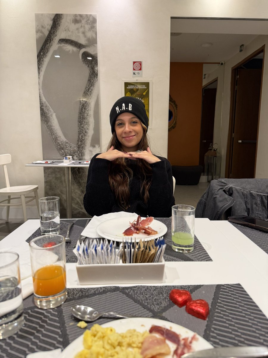 ArielRewes's tweet photo. 9:18 am
desayuno italiano de la mano de “la lizzy mcguire argentina”, hoy es el ansiado reencuentro con paolo #ARIINFORMA #CamiARoma #SeFueLarga https://t.co/MLPHbaWP2r