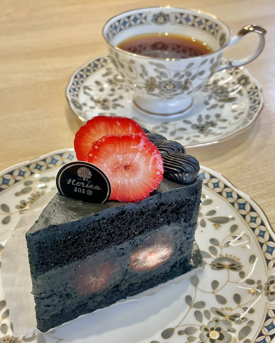 ドキドキしながら食べてみました…
その名も「漆黒のあまおうデコ」🍓

食用竹炭とブラックココアを使っているそうで、見た目は真っ黒。
ジャリジャリするかな？と思いきや、ちゃんと美味しくて一安心。

…ただし、唇はしっかり黒くなりました😆

#金沢 #horita205 #おうち時間 #サロンドユカリ