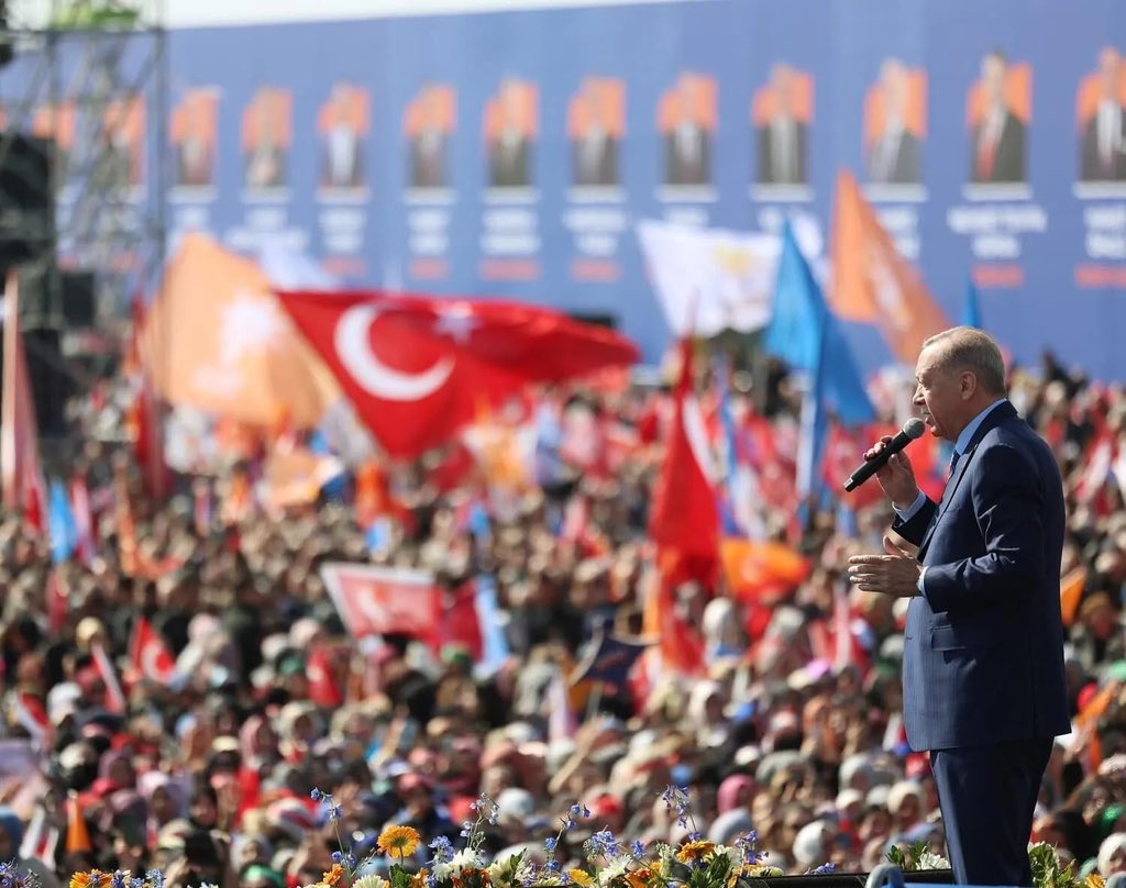 busrapaker's tweet photo. Her daim milletin yanında, 
Zor anımızda yanıbaşımızda
#SeniSeviyoruzReis 
Dualarımız daha nice yıllar hep birlikte olmaktır.

@RTErdogan https://t.co/f7EbYx8eZu