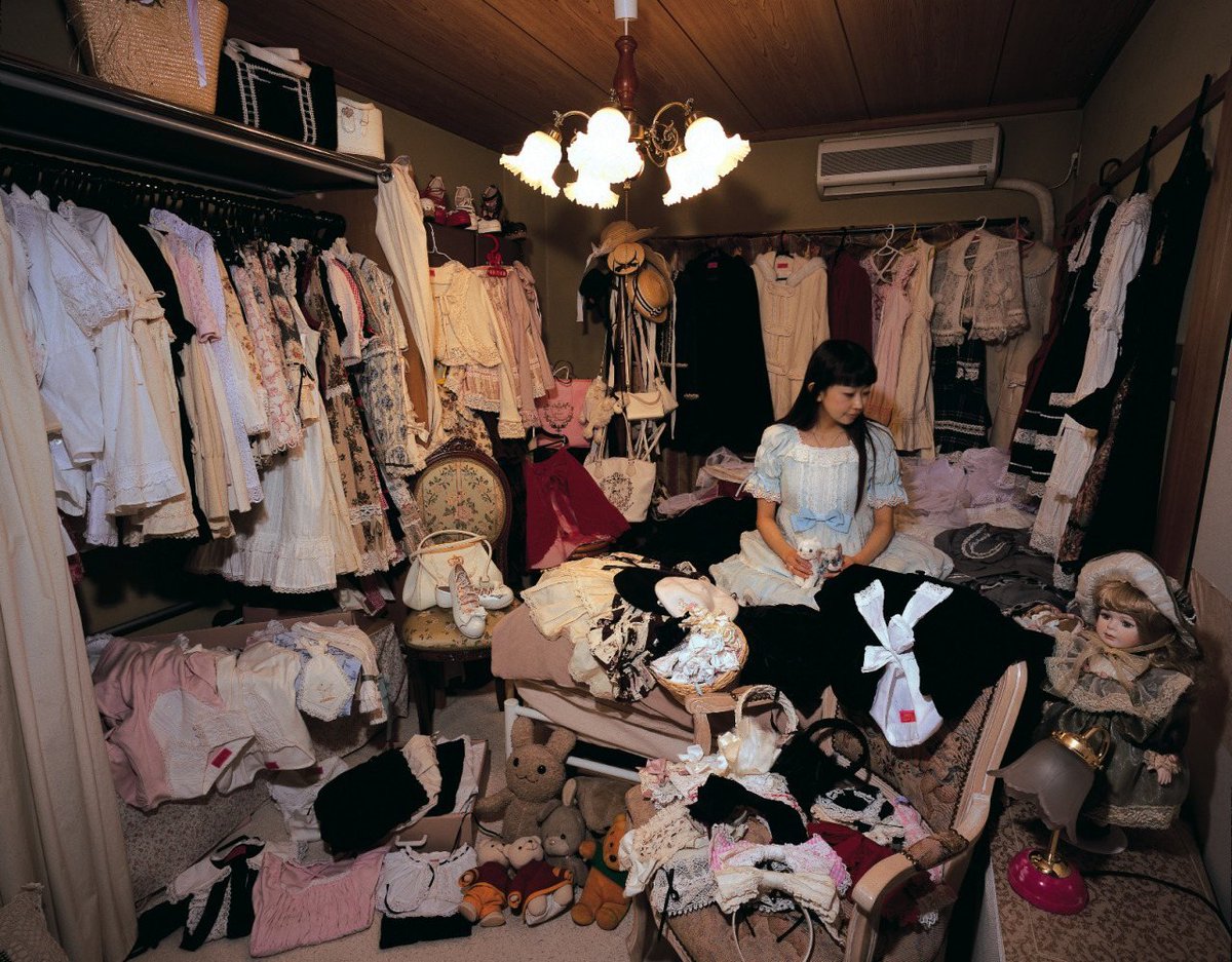 인스타에서 happy victims (일본의 사진작가이자 패션 저널리스트인 스즈키 코이치가 2008년 발매한 "HAPPY VICTIMS(행복한 피해자들)"는 일본의 의류 컬렉터들의 모습을 담습니다. 한 가지 브랜드에 중독된 지극히 평범한 삶을 사는 일본의 사람들)  이런걸봤는데 로리타도있어서 줍줍 ..