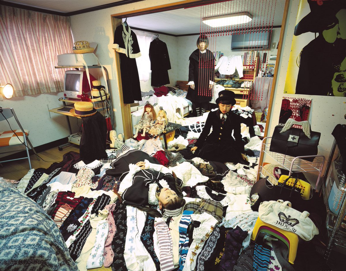 lolita_Grm's tweet photo. 인스타에서 happy victims (일본의 사진작가이자 패션 저널리스트인 스즈키 코이치가 2008년 발매한 "HAPPY VICTIMS(행복한 피해자들)"는 일본의 의류 컬렉터들의 모습을 담습니다. 한 가지 브랜드에 중독된 지극히 평범한 삶을 사는 일본의 사람들)  이런걸봤는데 로리타도있어서 줍줍 .. https://t.co/ex2seog2LS