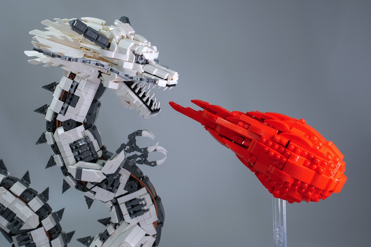 uran120's tweet image. レゴで龍を作ったよ。
西洋のドラゴンが怪物とされるのに対し、龍は「知恵 強さ 守護」を象徴する存在。
龍の姿が現在のように描かれるようになったのは古代中国・宋代の書物で「鹿 らくだ 兎 蛇 蛤 鯉 鷹 虎 牛」の9つの動物の特徴を持っていると明記されてからだって。元祖キメラだね。
#Lego #レゴ