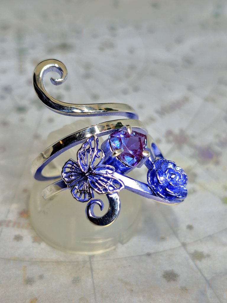 エレカラ×透かし蝶と青薔薇のクルクルクルリング
エレカラはオリジナル混色のタンザナイトカラー
石は合成アレキサンドライト(合成クリソベリル)6mmトリリアントカット