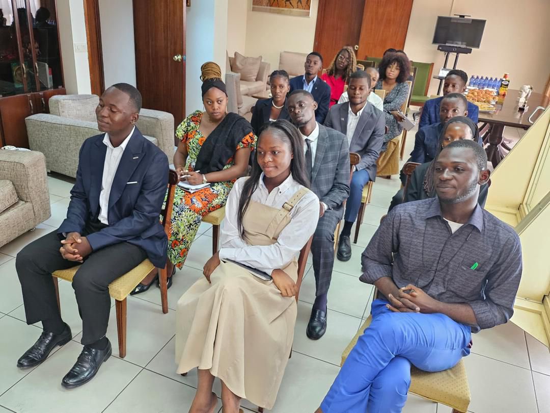 Fericofficiel's tweet photo. #ÉchangeDiplomatique | Le Forum d’Etude des Relations Internationales du Congo a été reçu par Son Excellence  #Antonios_Papadopoulos, Ambassadeur de Grèce en RDC 🇬🇷 🇨🇩 à l’occasion de la Journée Mondiale de la langue grecque. 

#Diplomatie #CoopérationAuDéveloppement
#Grèce https://t.co/QE60Lrpr6z