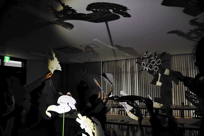 アートを通じた多様な取り組みを手がけるＮＰＯ法人インビジブル（福島県富岡町）は１５日午後３時～午後７時まで、影絵と音楽とともに富岡町夜の森を歩き回る参加型パフォーマンス「たまゆらの盆」を開く。参加無料。夜の森公園を集合場所に地域を練り歩く。minpo.jp/news/moredetai… #福島 #富岡町